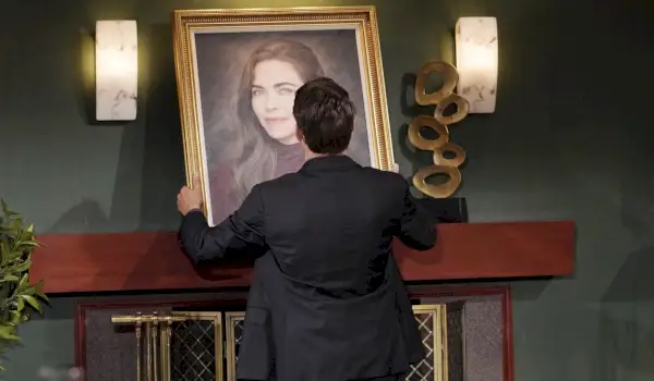 Adam supprime le bureau de portraits de Victoria Y&R