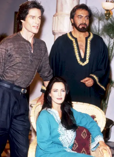 大胆かつ美しい、左から: ロン・モス、ハンター・ティロ、カビール・ベディ、1990 年代、1987 年– 。 /© CBS / 提供: Everett Collection
