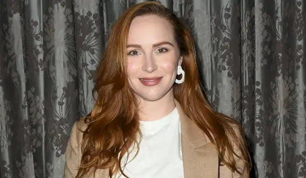 Camryn Grimes z Young & Restless nastavuje rekord – Er, *Bi*!