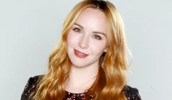 Young & Restless‘ Camryn Grimes se diví, že ve svých šesti měsících má ‚nejšťastnější dítě, jaké jsem kdy viděl‘ – a ten sladký obličej!