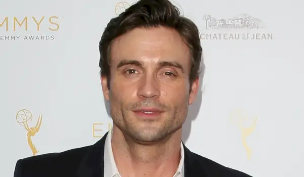 Młody i niespokojny absolwent Daniel Goddard dzieli się emocjonalnym powodem, dla którego wrócił do Australii