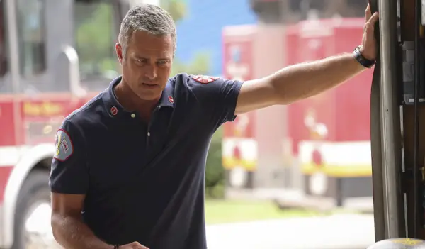 Opouští Taylor Kinney Chicago Fire? Severide's Fate at Firehouse 51 odhalen