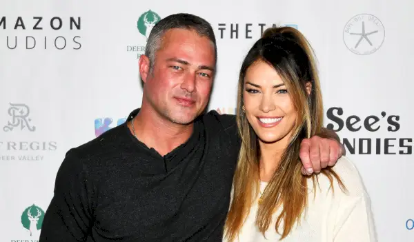 Sorpresa! Taylor Kinney dei Chicago Fire dà il benvenuto al nuovo membro della famiglia con la fidanzata