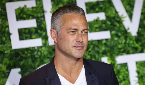 Taylor Kinney dei Chicago Fire ha tre fratelli: uno è morto quando avevano 17 anni