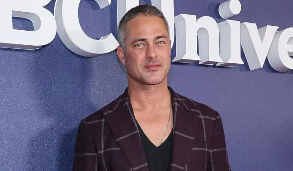Taylor Kinney på en rød løber for NBC Universal