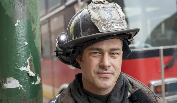Taylor Kinneys nettoværdi afsløret: Se, om han er det højest betalte rollebesætningsmedlem på Chicago Fire