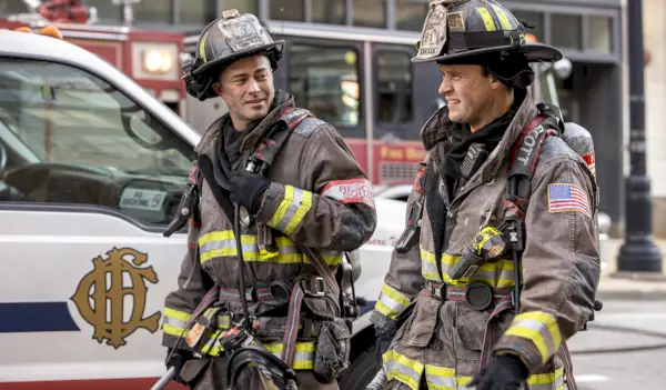O elenco do Chicago Fire inclui um bombeiro de verdade e um ator que os fãs nunca esperariam