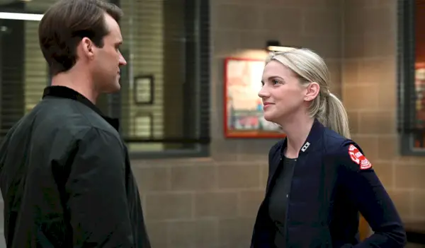 Matthew Casey a Sylvie Brett ve filmu Chicago Fire