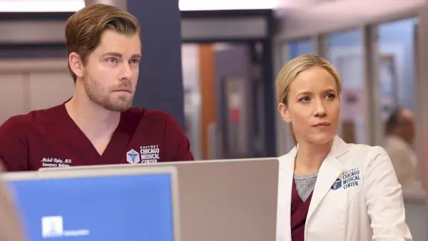 Chicago Med Star מאשרת את הטוויסט של עונה 10 שיענה *הכל*