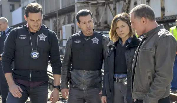 Le foto dietro le quinte confermano *questo* ritorno di Alum a Chicago P.D.