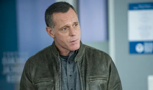 Jason Beghe está saindo do Departamento de Polícia de Chicago? Seu futuro no programa revelado