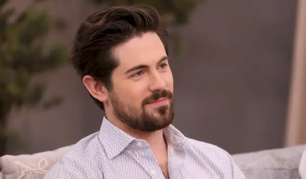 ¡Su corazón de la vida real! Cuando Chris McNally de Calls the Heart se enamoró de su novia en *esta* película de Hallmark