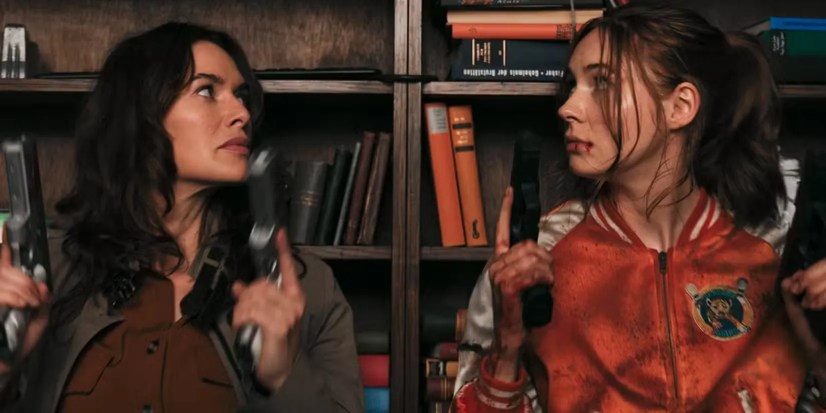 Карен Гіллан і Лена Хіді зі зброєю у фільмі 