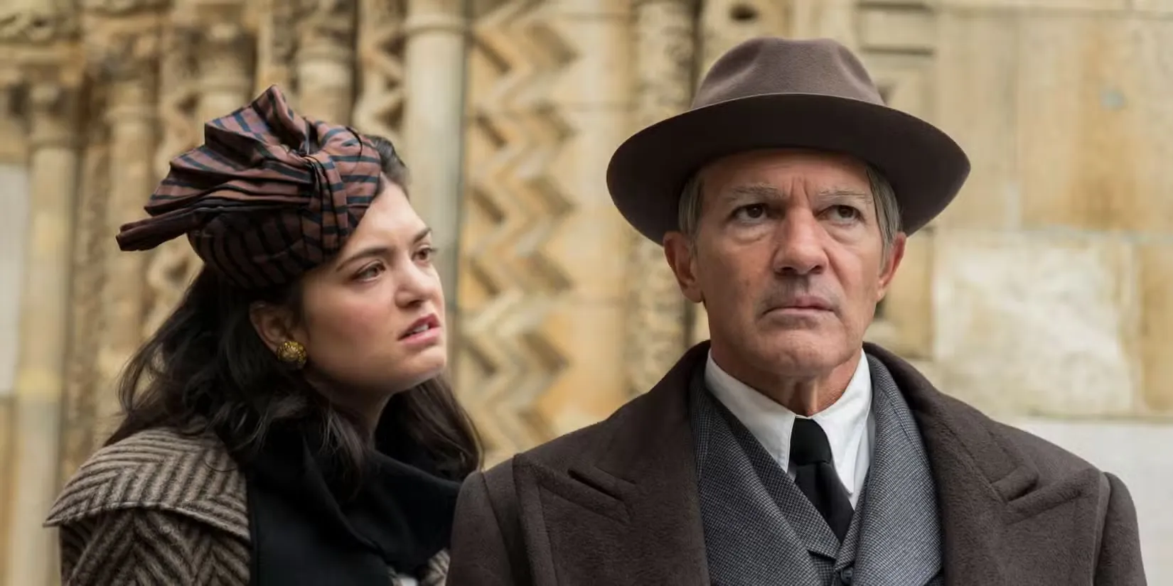 <지니어스>에서 피카소(안토니오 반데라스)에게 화가 난 도라(사만다 콜리).