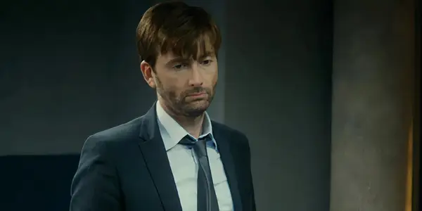 Britská tajemná show Davida Tennanta s 92% na RT Excels v jedné věci, kterou příliš mnoho thrillerů ignoruje
