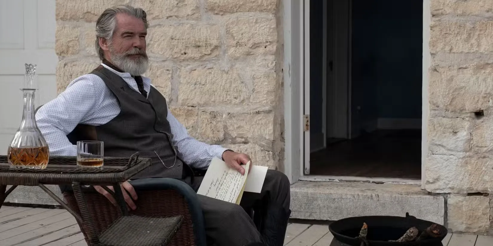 Hvis du likte Timothy Dalton i 1923, kan du se en annen James Bond -skuespiller i denne vestlige serien