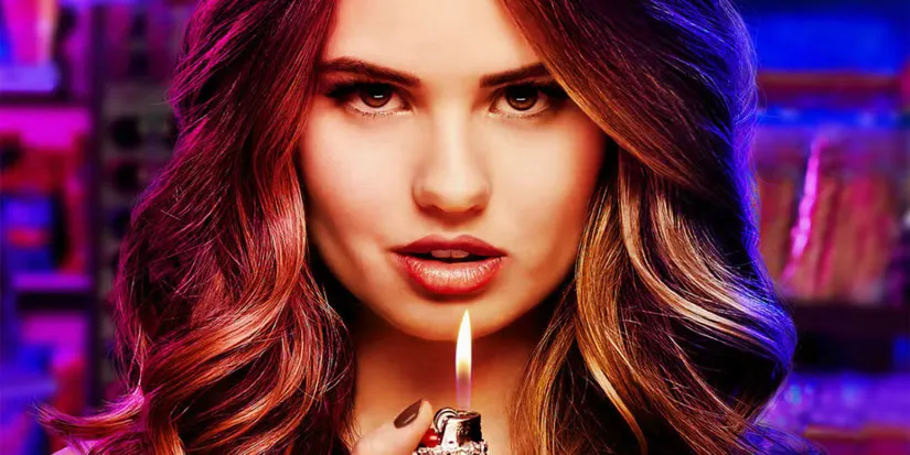 דבי ריאן מדליקה מצית ב