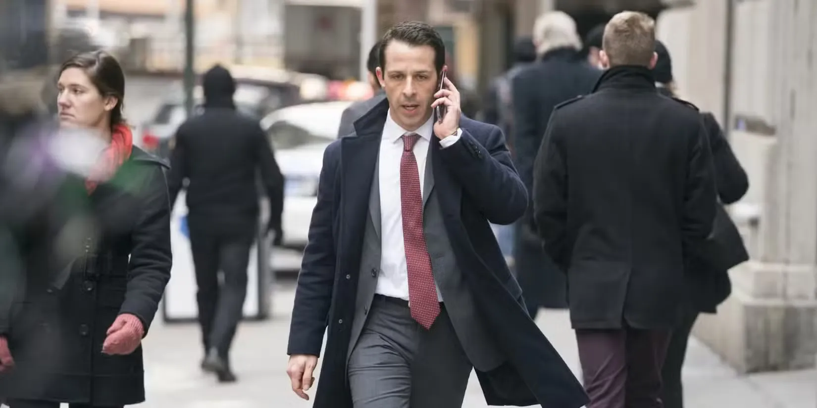 <Succession>에서 통화 중인 켄달 로이(제레미 스트롱)