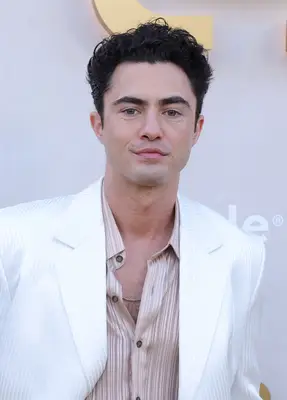 Headshot Of Darren Barnet