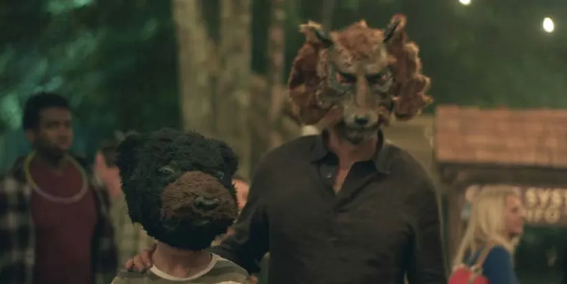 Мужчина в маске волка выгуливает ребенка в маске медведя в 8-й серии сериала 