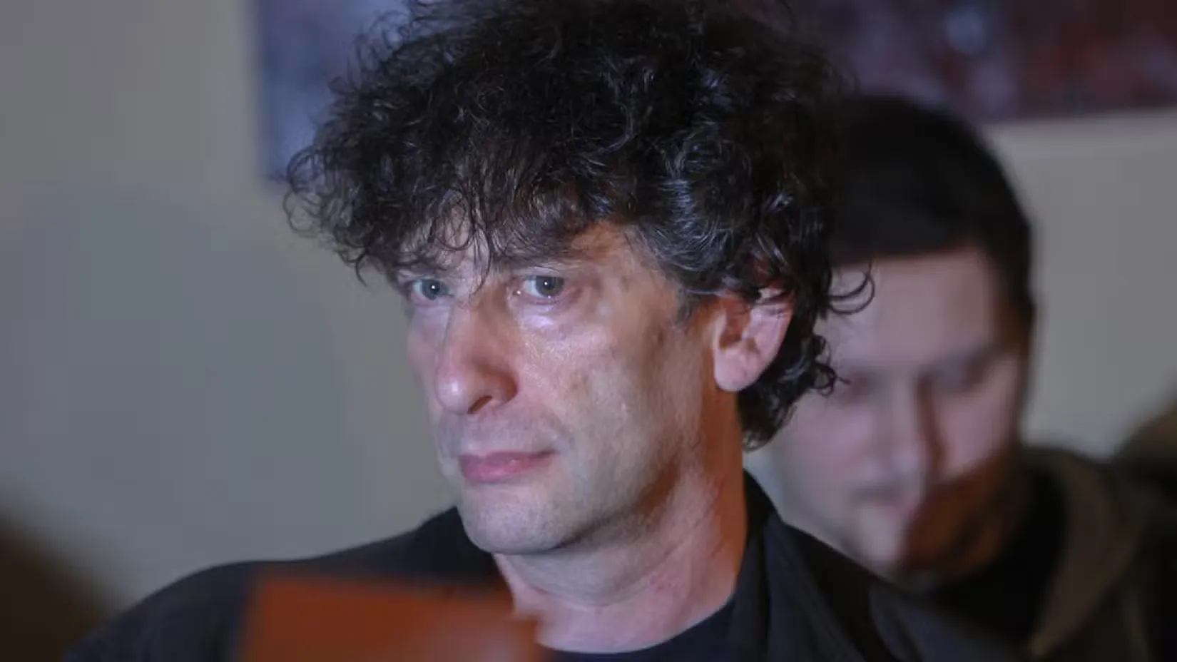 Neil Gaiman fala sobre alegações de agressão sexual e reivindica campanha de difamação 1 ano depois