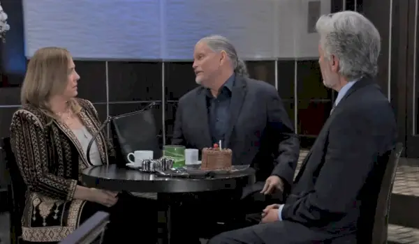 סיירוס, מרטין ולורה מדברים על פירנצה בבית החולים הכללי של מטרו קורט