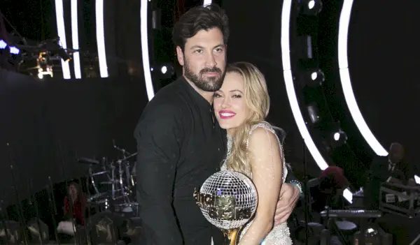 DWTS' Peta Murgatroyd og Maks Chmerkovskiy byder den tredje baby velkommen: 'Levering tog omkring 47 sekunder'