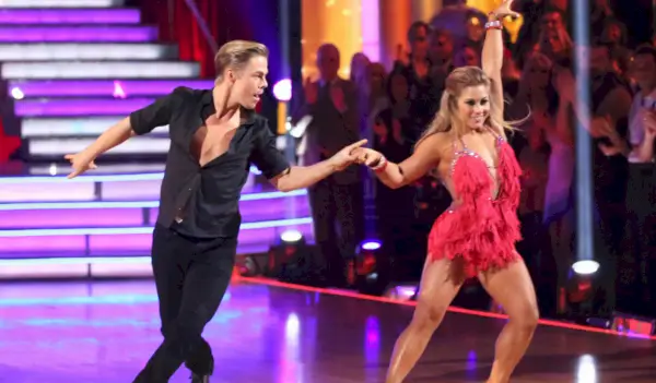 ‚Plot Twist!‘ Dancing With the Stars‘ Derek Hough sa vracia do súťaže