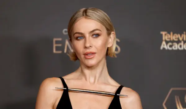 Non ancora! Perché Julianne Hough potrebbe essere scelta come conduttrice di DWTS dopo solo una stagione