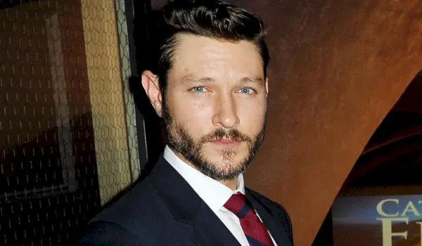 Michael Graziadei di Young & Restless condivide una foto di Natale dei suoi gemelli andata così esilarantemente sbagliata che non ci saranno 'nessun regalo per nessuno'