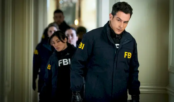Scola está saindo do FBI? Sua namorada grávida quase morrendo com o bebê o força a tomar uma grande decisão