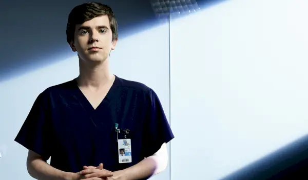 Ist Freddie Highmore im wirklichen Leben autistisch? Die Reaktion von The Good Doctor Star auf die Kritik an der „Authentizität“ der Show