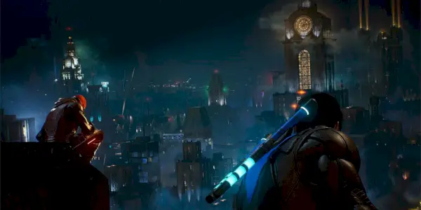 Red Hood et Nightwing perchés au sommet d'un bâtiment de Gotham City dans Gotham Knights.