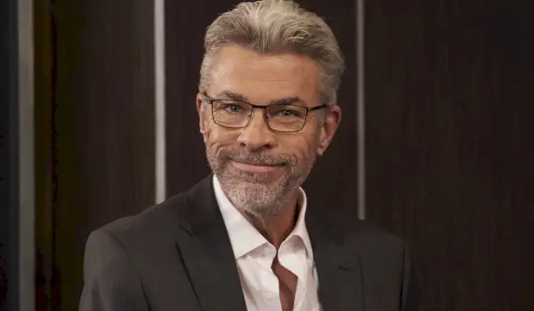John J. York del General Hospital parla del suo ritorno emotivo: ma dove diavolo è stato *davvero* Mac?