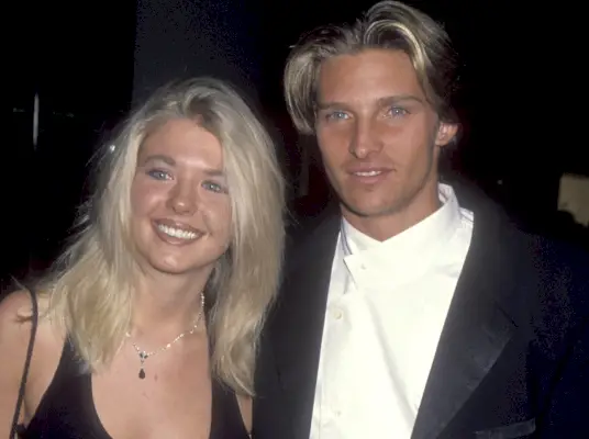 1995年2月17日、カリフォルニア州ビバリーヒルズのビバリー・ヒルトン・ホテルで開催された第11回ソープ・オペラ・ダイジェスト・アワードに出席する女優のタラ・リードと俳優のスティーブ・バートン。 (写真提供：Ron Galella, Ltd./Ron Galella Collection via Getty Images)