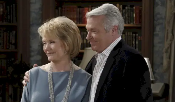 ETT LIV Å LEVE - Erika Slezak (Viki) og Jerry verDorn (Clint) står sammen og smiler