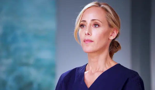 O que aconteceu com Teddy em Grey's Anatomy? Sua experiência de quase morte a mudará ‘absolutamente’