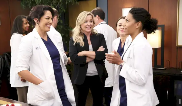 Grey's Anatomy Exec dráždi romantiku medzi novým doktorom a [spoilerom]: „Nikdy nevieš“