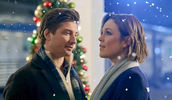 Hallmark kündigt vollständiges Kinoprogramm für Weihnachten 2024 an – einschließlich einer WCTH-Reunion!