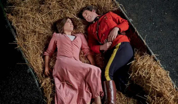 Elizabeth og Lucas på When Calls the Heart