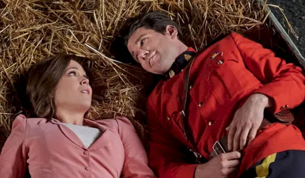 QUANDO CHAMA O CORAÇÃO, da esquerda: Erin Krakow, Kevin McGarry, ‘Run to You