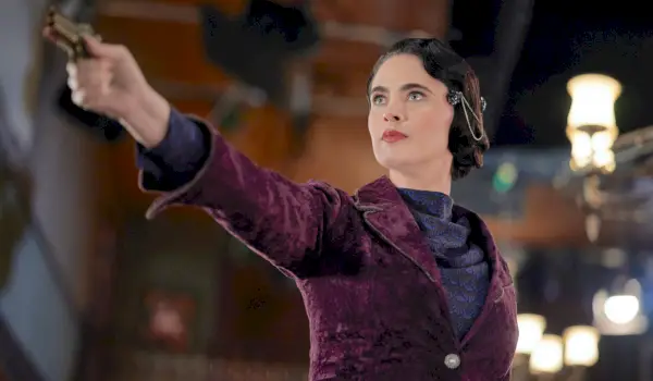 Quando chama o coração WCTH Jeanette segura uma arma