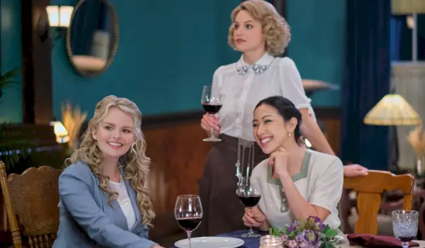 QUANDO CHAMA O CORAÇÃO, a partir da esquerda: Andrea Brooks, Kayla Wallace, Amanda Wong,