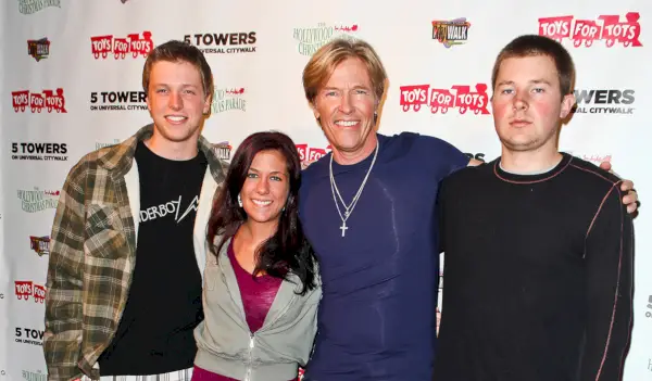 UNIVERSAL CITY, Kalifornia - 22 listopada: (od lewej) Syn Harrison Wagner, córka Kelly, aktor Jack Wagner i syn Peter Wagner przybywają na koncert Hollywood Christmas Parade 2011 w Universal CityWalk 22 listopada 2011 r. w Universal City w Kalifornii. (Zdjęcie: Chelsea Lauren/WireImage)