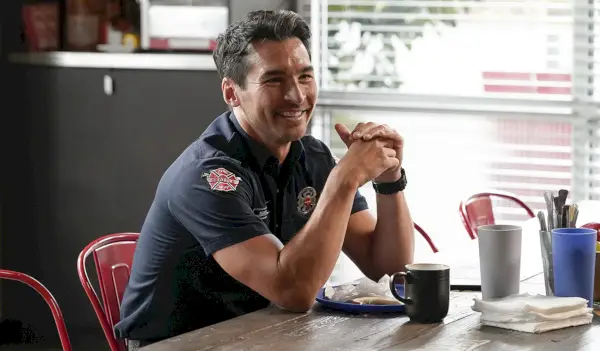 Jay Hayden von Station 19 verrät, dass es für seinen Vater „schwer“ war, ihm im Fernsehen dabei zuzusehen, wie er einen anderen Mann küsste: „Ich kam mir komisch vor“