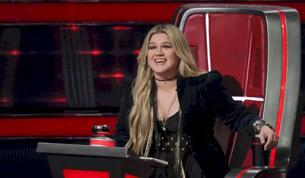 „Už sa nemôžem usmievať“: Kelly Clarkson odhaľuje skutočný dôvod, prečo odišla z hlasu