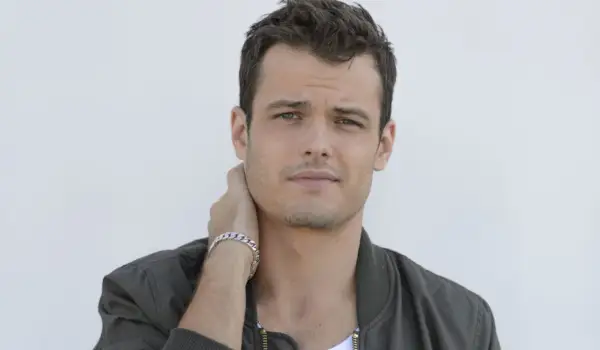 Young & Restless' Michael Mealor er gift: Se ham feje sin nye brud op - bogstaveligt talt!