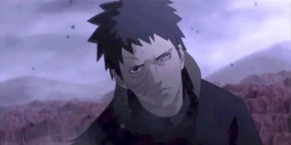 Obito Uchiha vyzerá v Narutovi vážne.