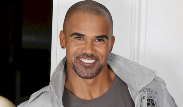 젊고 불안한 졸업생 Shemar Moore가 보스턴 가족 생일 파티에서 엄마를 축하하고 그의 쌍둥이를 공개합니다!