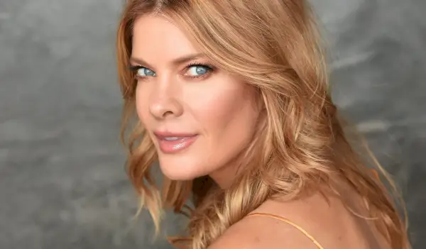 Michelle Stafford z Young & Restless našla sladkú fotografiu, aby dokázala svojmu synovi, že nie je adoptovaný